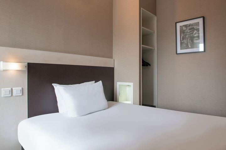 Room 4 of 28