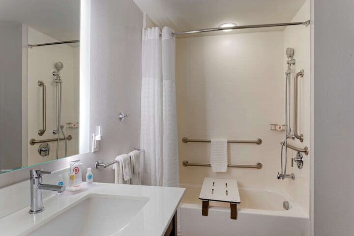 1 King Bed Bathtub Accessible (7 of 24)