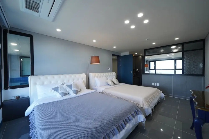 Room 3 of 20