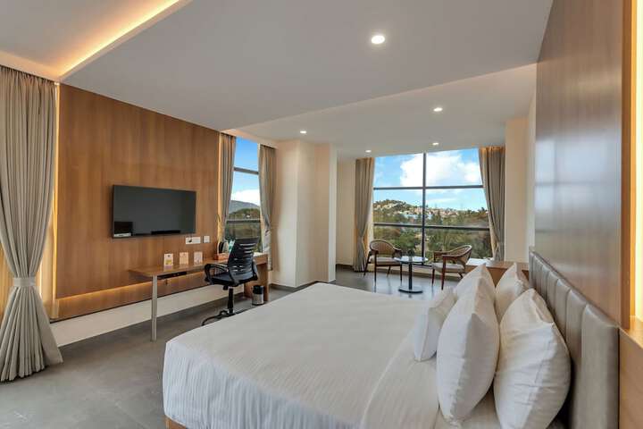 Room 6 of 18