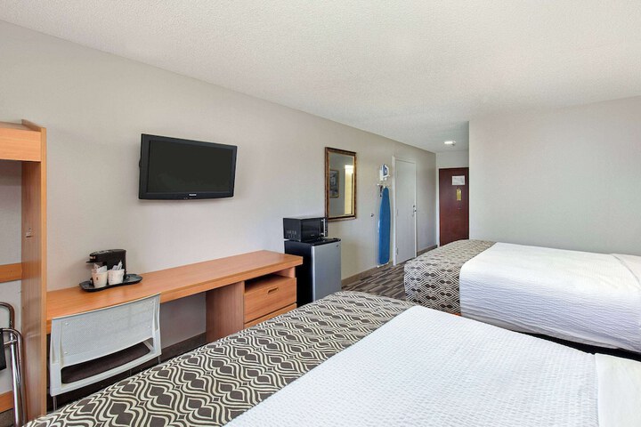 1 Queen Bed Accessible (6 of 32)