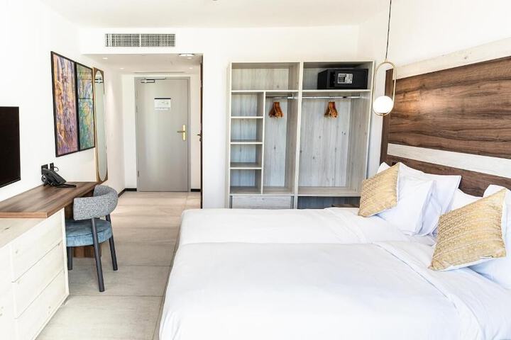 Room 8 of 18