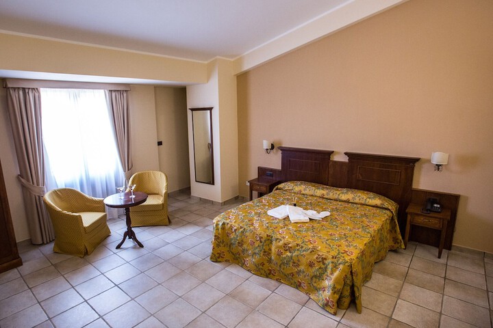 Room 10 of 27