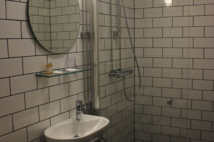 Room 12 of 37