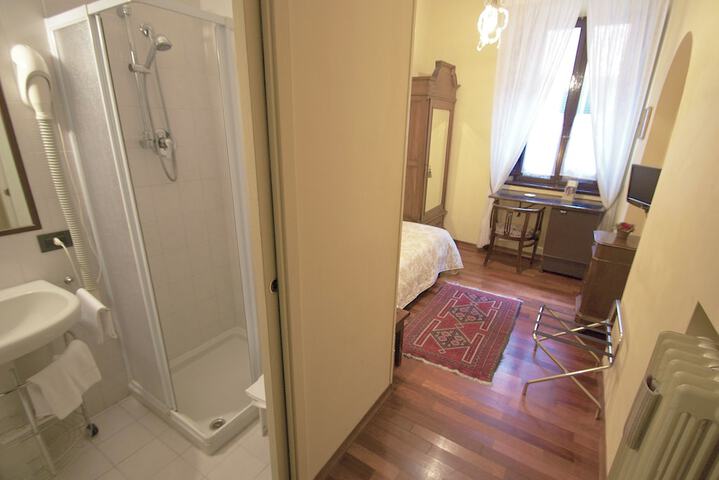 Room 13 of 36