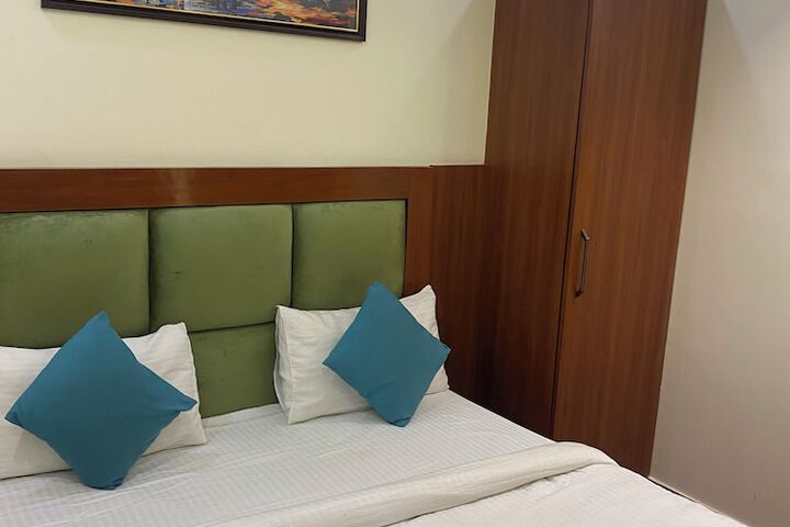 Room 10 of 30