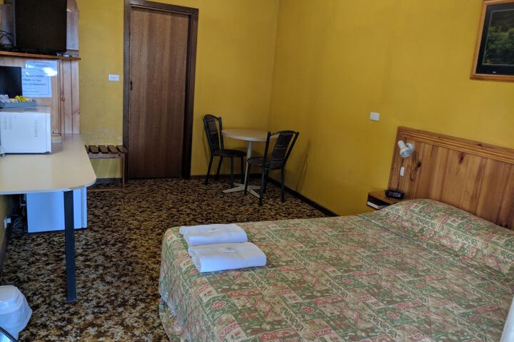 Room 5 of 10