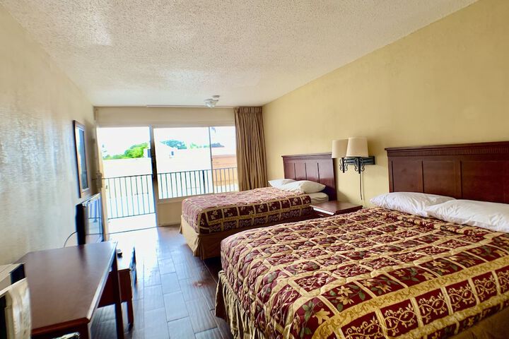 2 Queen Beds (7 of 13)