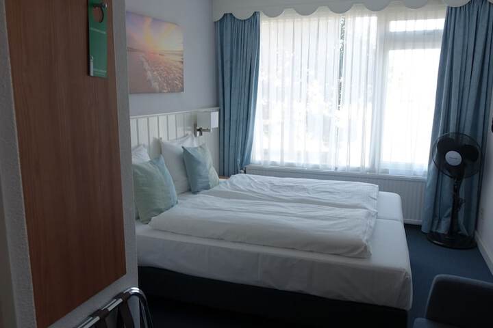 Room 9 of 40