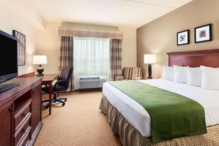 1 King Bed (2 of 13)