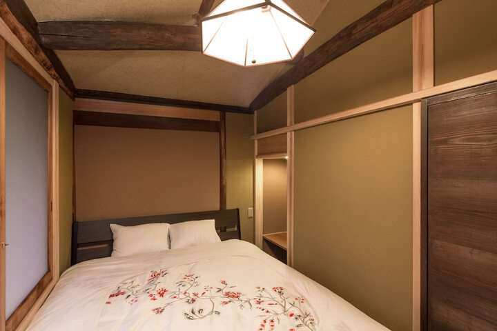 Room 6 of 28