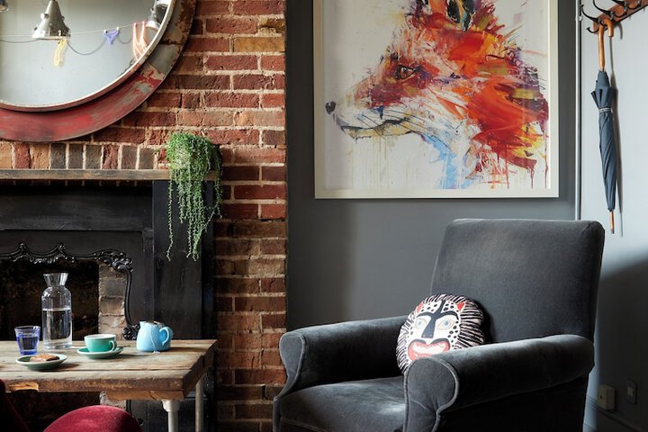 Lounge 102 of 115