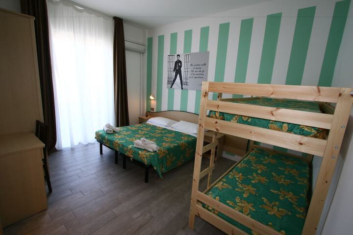Room 8 of 119