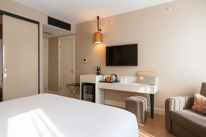 Room 9 of 38