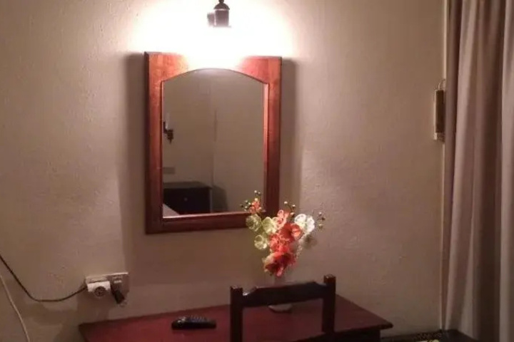 Room 4 of 17