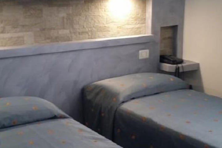 Room 5 of 40
