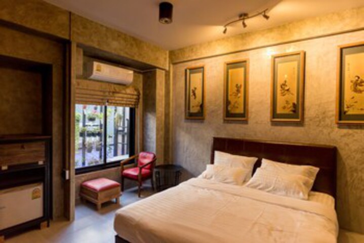 Room 9 of 32