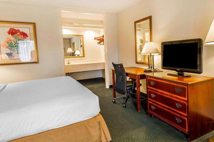 1 King Bed (5 of 5)