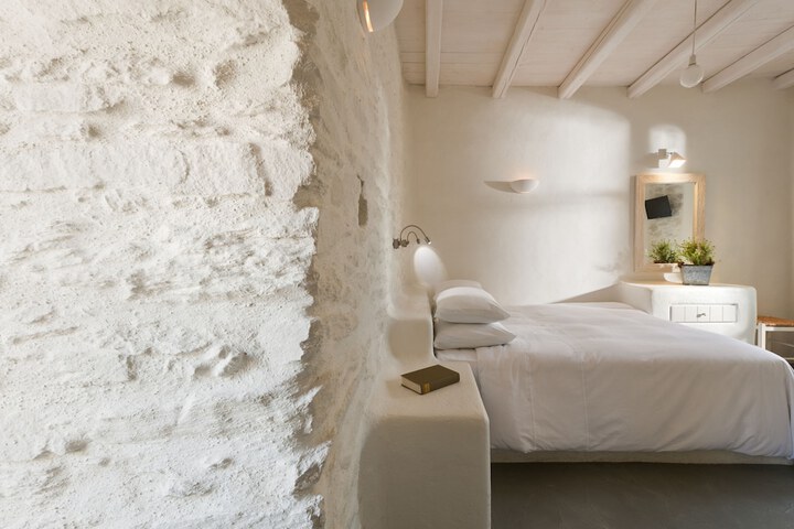 Room 2 of 142