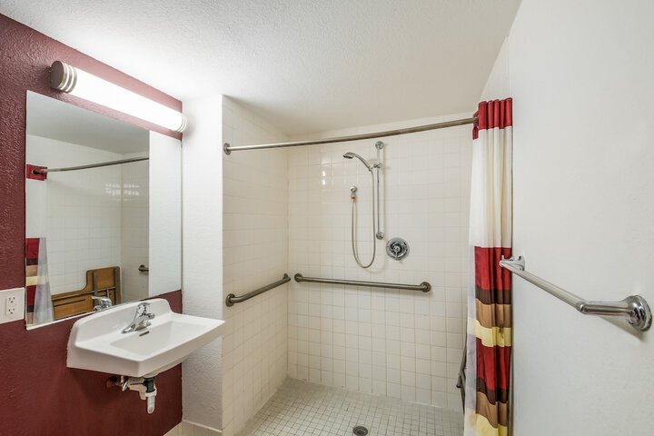 1 Queen Bed (2 of 14)
