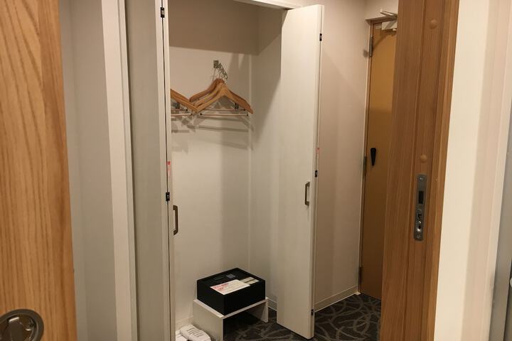 Room 4 of 61