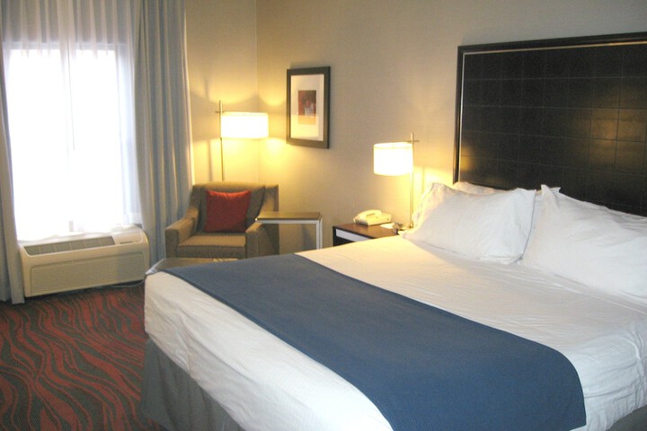 2 Queen Beds (2 of 4)