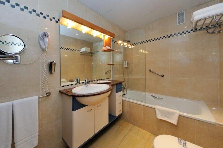Room 12 of 22