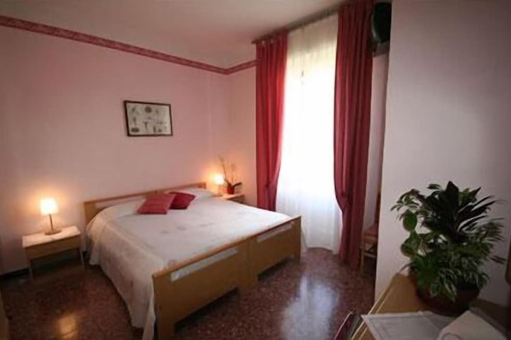 Room 12 of 30