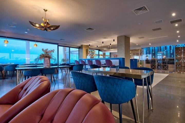 Lounge 95 of 124