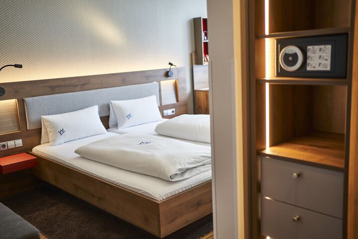 Room 16 of 120