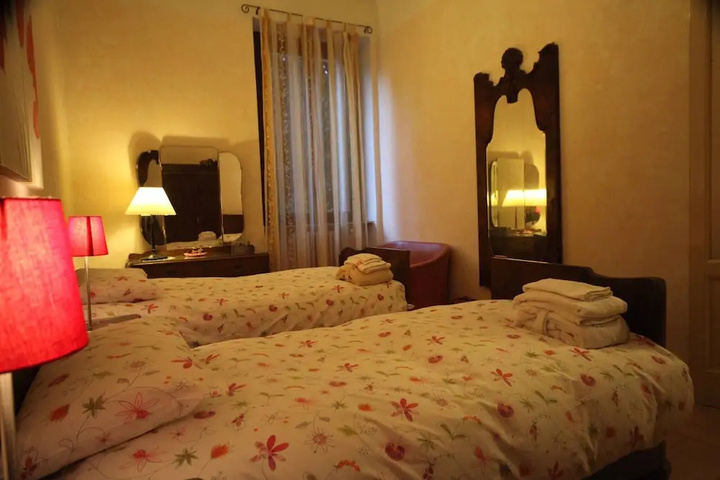 Room 4 of 8