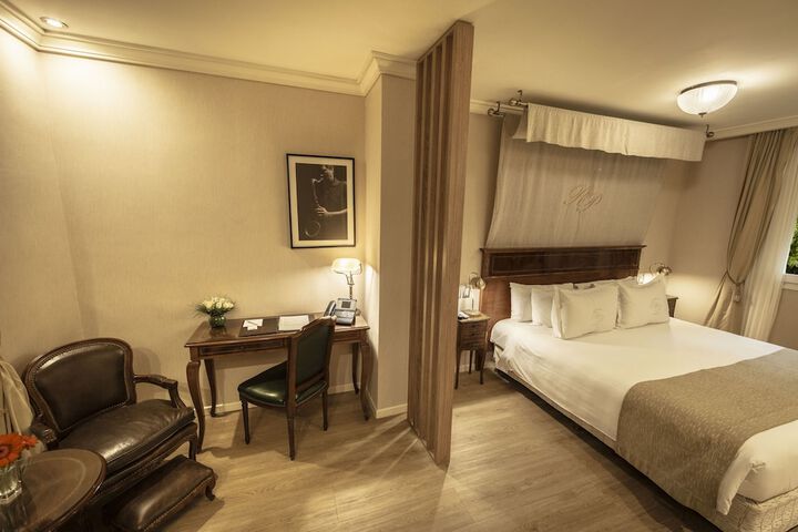Room 33 of 110