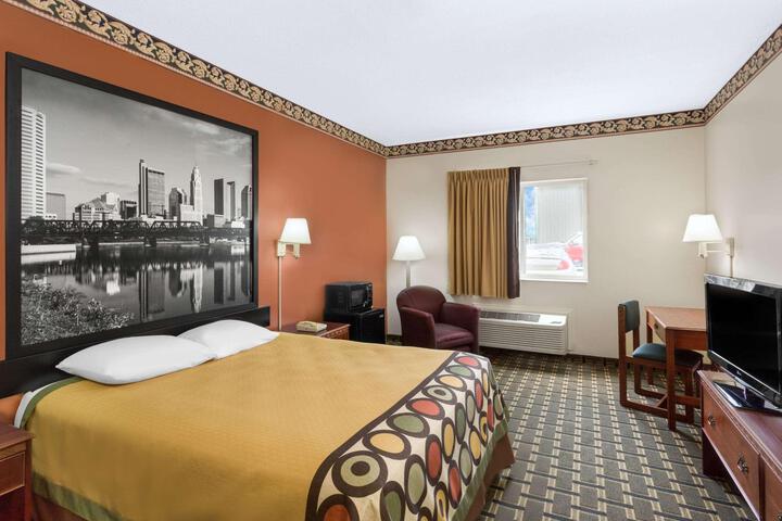 1 Queen Bed (3 of 10)