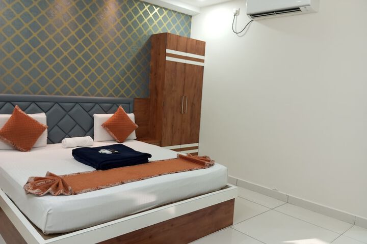 Room 8 of 14