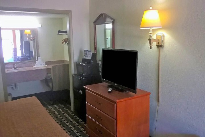 1 King Bed (3 of 6)