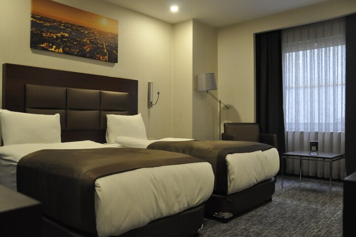 Room 6 of 17