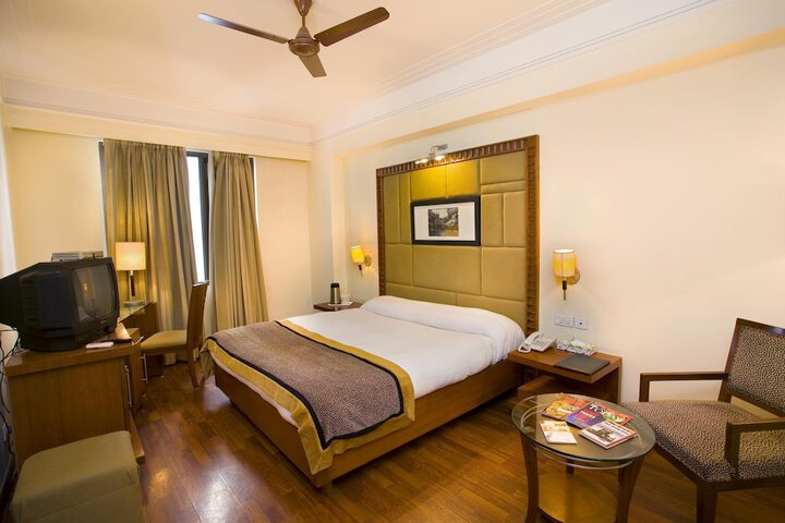 Room 7 of 16