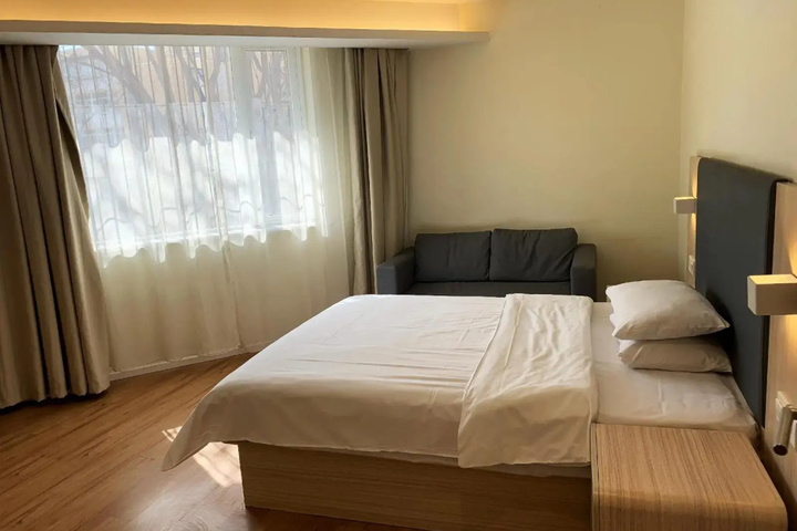 Room 5 of 16