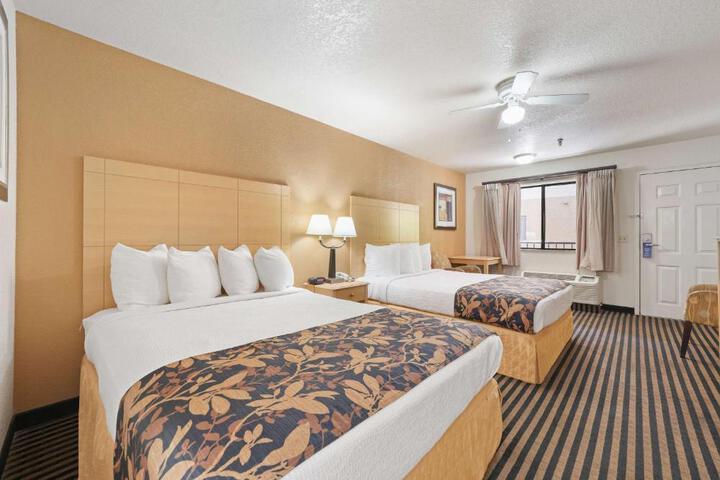 2 Queen Beds High Speed Internet Accessible Microwave and Refrigerator Safe Full Breakf (3 of 34)