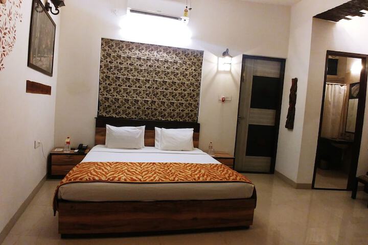 Room 32 of 143