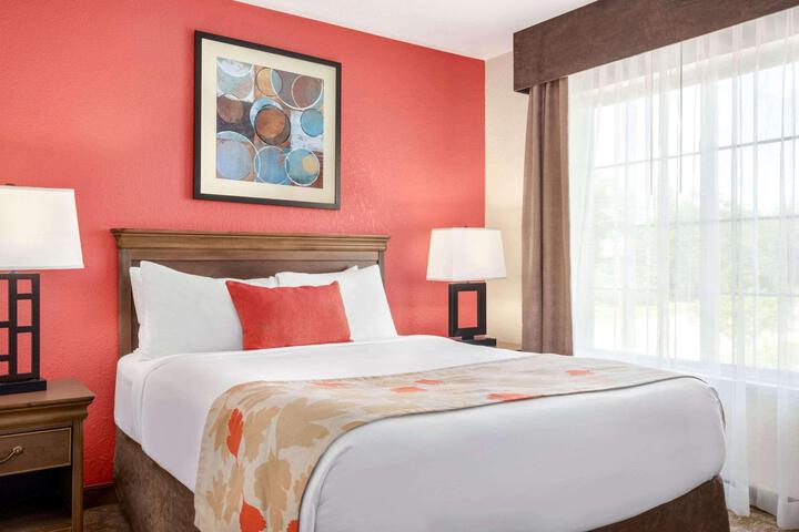 1 Queen Bed Accessible Room (10 of 15)