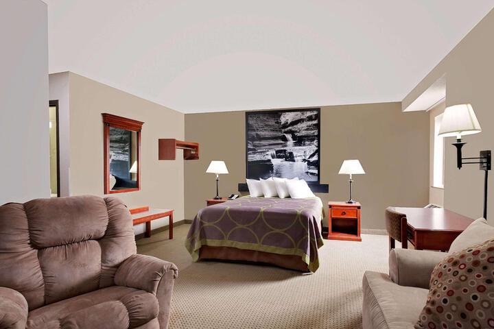 1 Queen Bed (15 of 29)