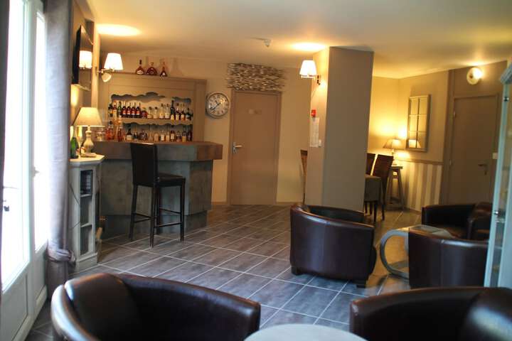 Lounge 24 of 26