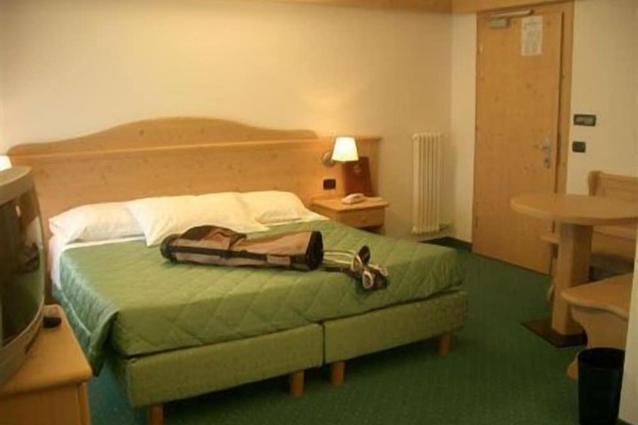 Room 15 of 34