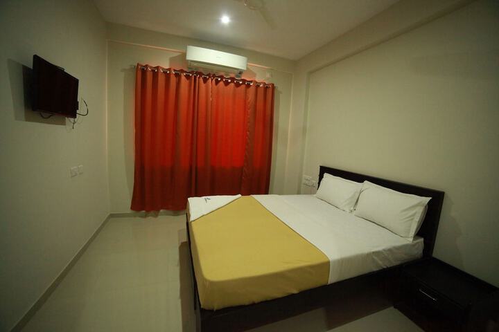 Room 11 of 16