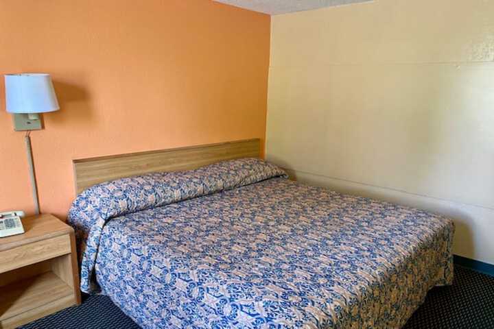 1 King Bed (4 of 7)