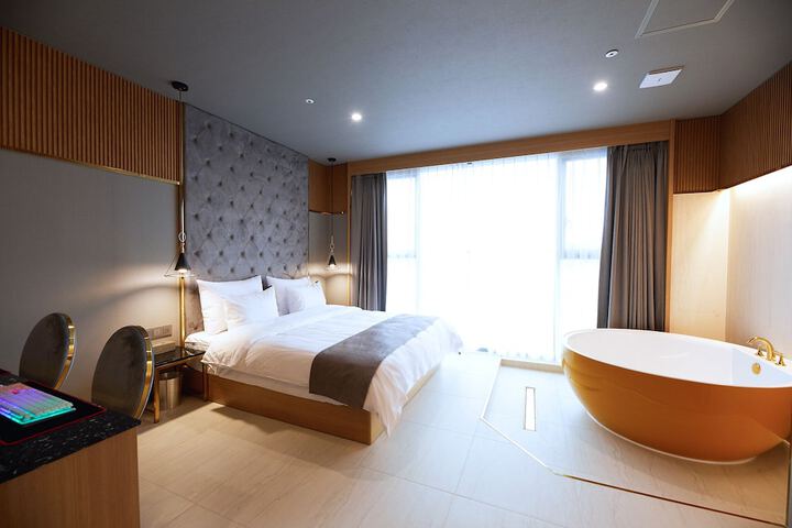 Room 15 of 53