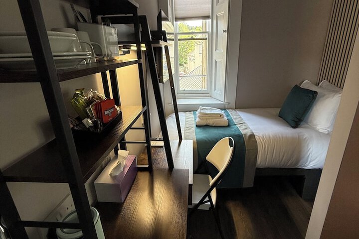 Room 5 of 163