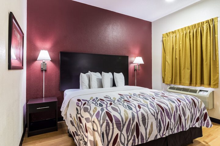 Deluxe King Bed Accessible (8 of 9)