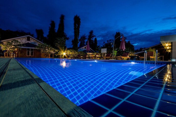 Hotel with Pool